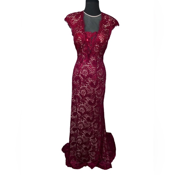 True Red in color Stretch Lace Jovani Gown with modesty panel - size 6/8 - Picture 1 of 5